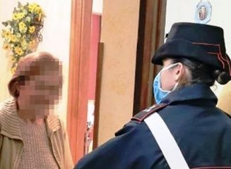 Attende da settimane i buoni spesa ma le rubano in casa nel giorno del compleanno: drammatica disavventura per una donna di Trani. I carabinieri le donano anche viveri