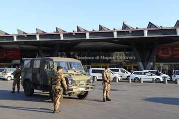 Strade sicure, a Napoli i militari di Trani bloccano malvivente che aveva rapinato il telefono ad una donna: arrestato dai Carabinieri