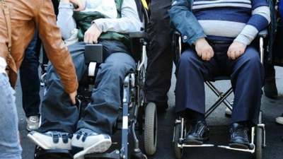 Regione Puglia, l'assessorato al welfare vuole ridurre gli assegni di cura: arriva la diffida di un gruppo di associazioni