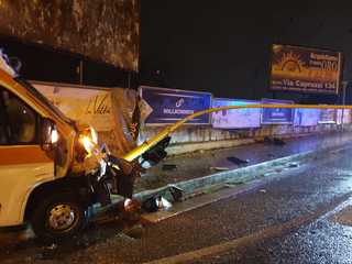 Ponte Lama, ambulanza tampona una vettura e termina la corsa contro il palo semaforico: per fortuna, solo danni ai mezzi