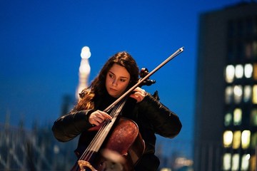 La Compagnia del cigno in replica su Rai2 da questa sera: tra le protagoniste, la violoncellista di Trani Chiara Pia Aurora
