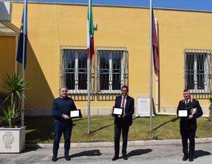 Coronavirus, la Polizia riconosce al Comune di Trani l'impegno nell'emergenza sanitaria: targhe a sindaco e comandante della Polizia locale