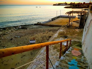 Concessioni demaniali a Trani, rilasciata quella abbinata al locale Tamarindo: scadrà il 10 aprile 2022. Intanto cancello e corrimano devastati dai teppisti