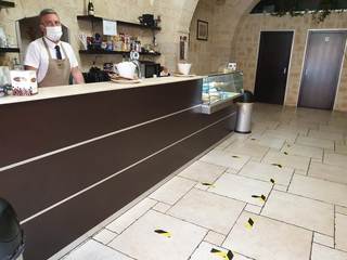 VIDEO. Fase 2, uno dei bar di Trani alle prese con l'asporto: locale vuoto e appena tre clienti in un'ora. «Ma vogliamo lavorare per non pesare sullo Stato»