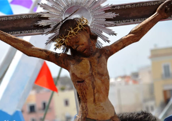 Trani religiosa e Crocifisso di Colonna, la banda Mascagni suona «Omaggio floreale»