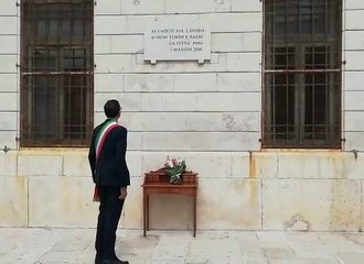 VIDEO. Primo maggio, il sindaco di Trani posa fiori in piazza Battisti: «Vicini a chi è morto lavorando per salvare il prossimo e a chi il lavoro l'ha perso»