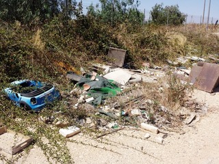 Troppi rifiuti abbandonati tra le campagne, arriva la convenzione tra Comune e Amiu. Installate anche dieci fototrappole nel territorio cittadino