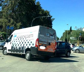 Impatto furgone auto all'inizio della Trani-Corato: mezzi distrutti ma conducenti lievemente feriti