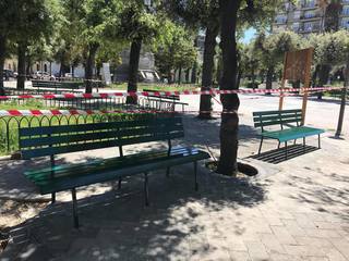 Gesti nobili anche durante il Coronavirus: Vincenzo Toto, a un anno dalla targa ricevuta dal sindaco, rivernicia le panchine di piazza della Repubblica