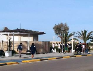 Fase 2, i locali attirano anche se chiusi: assembramenti davanti ad un chiosco del lungomare di Trani