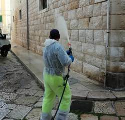 Segnalazioni e interventi: a chi fa le prime Amiu risponde con i secondi. I casi delle via Trombetta, Papa Giovanni XXIII e Carrettieri