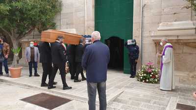 L'ultimo saluto al consigliere De Laurentis in un silenzio surreale, don Mimmo nell'omelia: «Quando gli altri hanno bussato alla sua porta, lui l'ha sempre aperta»