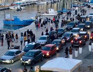 I varchi restano spenti e, al porto di Trani, gli assembramenti sono anche delle auto: da dimenticare la prima domenica della fase 2