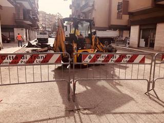 Bitumazione strade di Trani, inizio fuori programma in via Pappolla per intervenuta emergenza