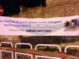 Allargamento della strettoia, dopo quattro anni e mezzo il sindaco di Trani scrive la data sullo striscione del 2015: «Iniziamo i lavori domani»