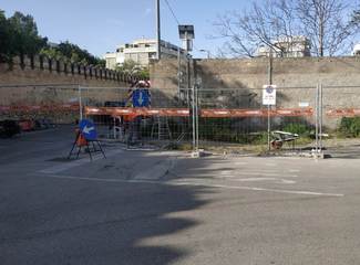 Trani, addio strettoia: in via Pozzo piano partiti i lavori e già scomparsi segnali e parapedonali. Cittadini felici, ma adesso chiedono luce e verde