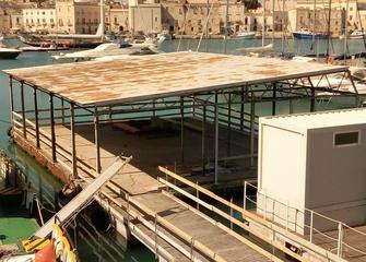 Porto di Trani, la piattaforma galleggiante migrerà al molo Santa Lucia per essere messa definitivamente in sicurezza