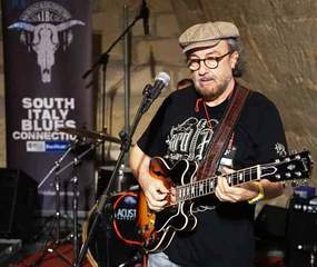 Le corde dell'arte fra chitarra, pittura e liuteria: oggi, al cimitero di Trani, l'ultimo saluto a Pino La Rossa