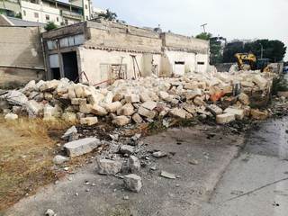 VIDEO. Ex strettoia di via Pozzo piano, il muro non c'è più. E il sindaco di Trani ne consegna simbolicamente un tufo al comitato di quartiere