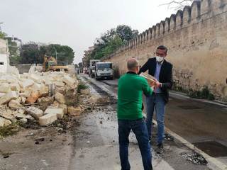 Ex strettoia di Pozzo piano, consegnato al comitato un blocco di tufo: «È il simbolo della nostra battaglia. Individueremo il luogo dove conservarlo»