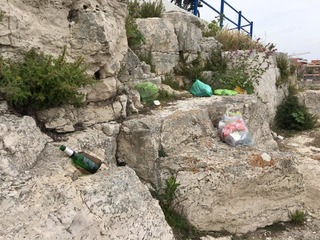 Incivili sporcano, gruppo di volontari ripulisce le spiagge: quatto ragazzi tranesi in azione sul lungomare
