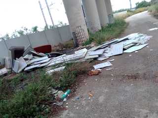 Incivili, ci risiamo: mobili e rifiuti edili abbandonati in zona Boccadoro