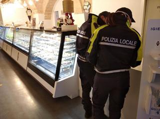 Trani, sui controlli anti assembramenti parla il titolare di una gelateria: «Noi rispettiamo le regole ma non possiamo vigilare i clienti. Se andiamo avanti così, chiudiamo tutti»