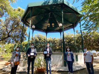 Villa aperta ai soggetti con autismo durante la fase 1: l'associazione Contesto dona targhe a sindaco e presidente del consiglio di Trani