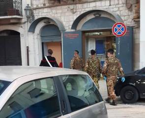 Controlli anti assembramenti, l'Esercito è arrivato anche a Trani: tre unità dalle 13 all'1, sette giorni su sette
