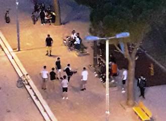 Trani, notte da incubo in largo Goldoni fra assembramenti, molestie e danneggiamenti. E, dopo il passaggio della Polizia, i ragazzini ritornano e rincarano la dose