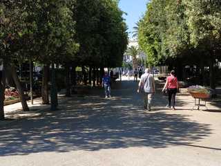 Trani, riaperta la villa comunale: poca affluenza e lamentele sulla pulizia di parco giochi e panchine