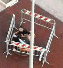 Assembramenti in largo Goldoni, la replica di un residente: «Troppe falsità, quei ragazzi stavano solo giocando a calcio dopo due mesi di reclusione in casa»