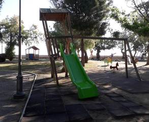 Trani, una Pisa in miniatura: in villa comunale è pendente la torre con tutto lo scivolo. Le preoccupazioni di un genitore, la replica dell'assessore