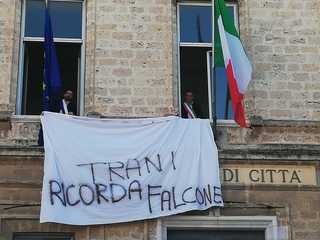 Lotta alla mafia, dal Palazzo di città di Trani pende striscione per ricordare Falcone. I precedenti per marcia della legalità e curdi