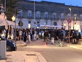 Fase 2, troppi assembramenti: arriva il bando per 60mila assistenti civici. Intanto, a Trani week-end da 