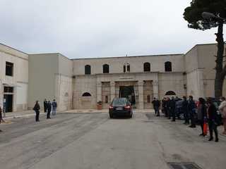 Cimitero di Trani, da oggi non serve più prenotarsi e nelle cappelle si torna all'antico: solo domenica mattina e lunedì pomeriggio