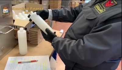 Sequestro di gel non igienizzante in tutta Italia, due imprenditori di Trani denunciati per frode in commercio