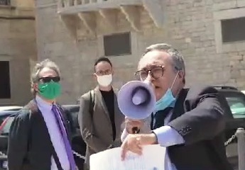 Festa della Repubblica, gli avvocati di Trani rafforzano la protesta: «La Giustizia boccheggia, difendiamola e rilanciamola insieme»