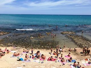 Trani, il primo weekend al mare scorre via senza la temuta calca. Nota dolente, come sempre, la sporcizia su spiagge e scogliere