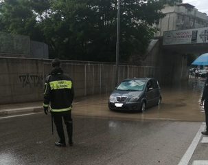 Maltempo a Trani, allagato il sottovia di Pozzopiano: un automobilista cerca di transitare, ma rimane bloccato e si becca la multa
