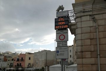 Porto di Trani senza auto solo nei fine settimana: si continua così fino al 1mo luglio