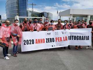 La protesta dei fotografi a Bari e a Roma: «Chiediamo sostegni economici fino a marzo 2021»