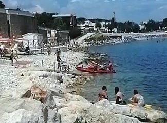 Trani, anziana tedesca si immerge vestita e raggiunge i frangiflutti: riportata a riva sana e salva dai bagnini del Lido Mongelli