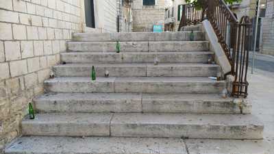 Degrado notturno in via Mario Pagano, la protesta di residenti e commercianti: «Siamo stanchi di risse, schiamazzi e vandalismo»