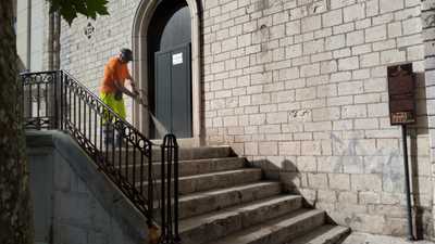 Rifiuti abbandonati in via Mario Pagano e sulle scale della scuola De Amicis: Amiu interviene ridando decoro ai luoghi