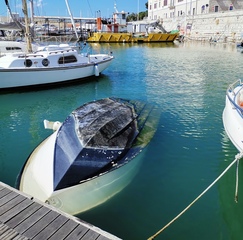Sarà trainata via nelle prossime ore la barca affondata nella darsena di Trani: l'ultima uscita sabato 13 giugno, poi il ribaltamento