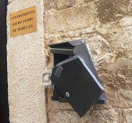 Termina la messa del vescovo e distruggono la cassetta postale della confraternita: Trani, altra notte da incubo in vico Annunziata e dintorni