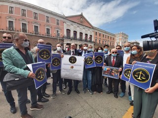 «Salviamo la giustizia», anche gli avvocati di Trani ieri in piazza a Bari: «Si riaprano i tribunali con attività a pieno regime»