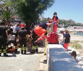 Trani, malore sulla spiaggia chiusa da un cancello: per soccorrere una donna arrivano anche i vigili del fuoco