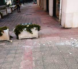 Trani, cadono calcinacci da un balcone in via Malcangi: nessuna conseguenza ma molti disagi